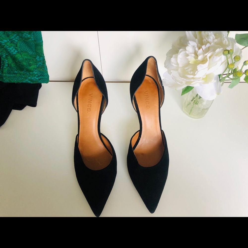 Black pumps